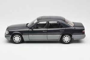 Mercedes E320 W124 Nautik Bleu Métallique Dealer Edition AUTOart 1:18 B66040508 Métal — image 4 sur 8