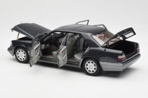 Mercedes E320 W124 Nautik Bleu Métallique Dealer Edition AUTOart 1:18 B66040508 Métal — image 5 sur 8