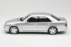 Mercedes E55 AMG W210 Brilliant Silver Otto 1:18 OT459 Résine — image 3 sur 6