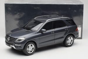 Mercedes M-Class W164 Grey Metallic Minichamps 1:18 100030100 Métal — image 8 sur 8