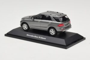Mercedes M-Class W166 Palladium Silver Metallic Minichamps 1:43 B66960061 Métal — image 3 sur 4