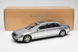 Maybach 62 LWB Himalaya Argent Dealer Edition AUTOart 1:18 B66962178 Métal — image 8 sur 8