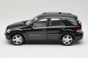 Mercedes ML W164 Obsidian Black Édition Concessionnaire Minichamps 1:18 B66962321 Métal — image 4 sur 8