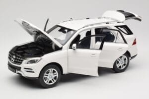 Mercedes ML W166 Blanc Minichamps 1:18 100030101 Métal — image 2 sur 8