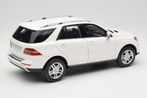 Mercedes ML W166 Blanc Minichamps 1:18 100030101 Métal — image 3 sur 8