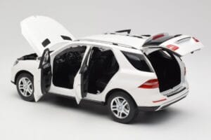 Mercedes ML W166 Blanc Minichamps 1:18 100030101 Métal — image 5 sur 8