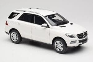 Mercedes ML W166 Blanc Minichamps 1:18 100030101 Métal — image 6 sur 8