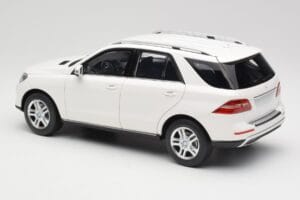 Mercedes ML W166 Blanc Minichamps 1:18 100030101 Métal — image 7 sur 8