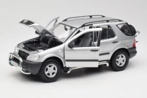 Mercedes ML320 W163 Argent Maisto 1:18 50319 Métal — image 2 sur 8