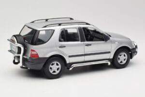 Mercedes ML320 W163 Argent Maisto 1:18 50319 Métal — image 3 sur 8