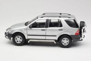 Mercedes ML320 W163 Argent Maisto 1:18 50319 Métal — image 4 sur 8