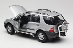 Mercedes ML320 W163 Argent Maisto 1:18 50319 Métal — image 5 sur 8