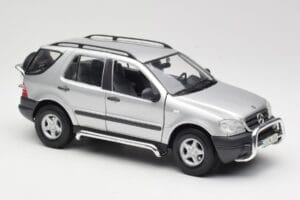Mercedes ML320 W163 Argent Maisto 1:18 50319 Métal — image 6 sur 8