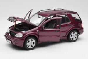Mercedes ML55 AMG W163 Violet Maisto 1:18 31876 Métal — image 2 sur 8