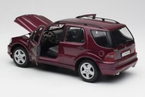 Mercedes ML55 AMG W163 Violet Maisto 1:18 31876 Métal — image 5 sur 8