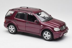 Mercedes ML55 AMG W163 Violet Maisto 1:18 31876 Métal — image 6 sur 8