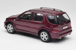 Mercedes ML55 AMG W163 Violet Maisto 1:18 31876 Métal — image 7 sur 8