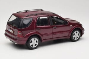 Mercedes ML55 AMG W163 Rouge Maisto 1:18 50348 Métal — image 3 sur 8