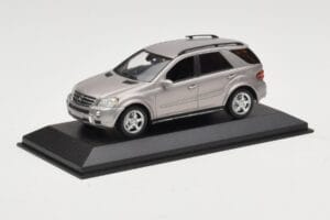 Mercedes ML63 AMG W164 Gris Métallique Minichamps 1:43 400034570 Métal — image 2 sur 4