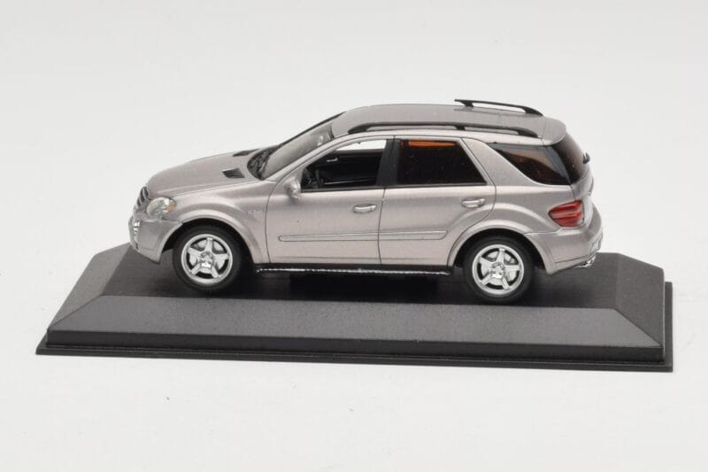 Mercedes ML63 AMG W164 Gris Métallique Minichamps 1:43 Mercedes ML63 AMG W164 Gris Métallique Minichamps 1:43 400034570 Métal