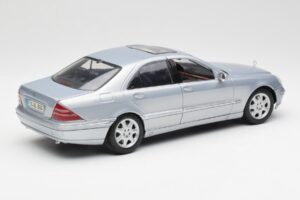 Mercedes S-Class W220 Bleu Clair Maisto 1:18 56050 Métal — image 3 sur 8