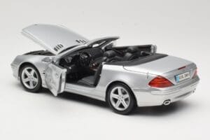 Mercedes SL R230 Argent Maisto 1:18 B66962125 Métal — image 5 sur 8