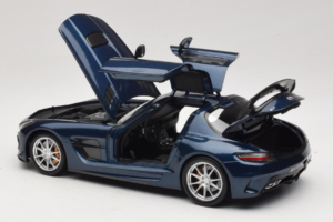 Mercedes SLS AMG Black Series Daytona Blue Metallic Minichamps 1:18 110033026 Métal — image 5 sur 8