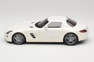 Mercedes SLS AMG Designo Mystic White Museum Edition Minichamps 1:18 B66055551 Métal — image 4 sur 8