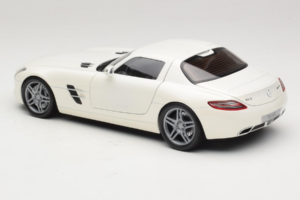 Mercedes SLS AMG Designo Mystic White Museum Edition Minichamps 1:18 B66055551 Métal — image 7 sur 8