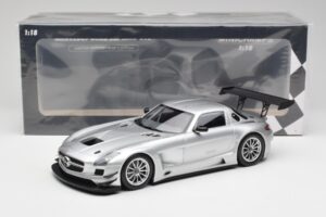 Mercedes SLS AMG GT3 C197 Street Argent Minichamps 1:18 151113100 Métal — image 6 sur 6