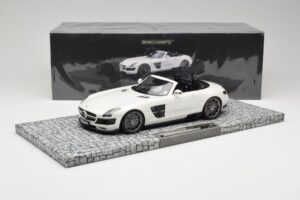 Mercedes Brabus SLS AMG 700 Biturbo Roadster Pearl Blanc Minichamps 1:18 107032130 Métal — image 6 sur 6
