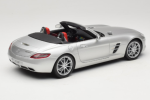 Mercedes SLS AMG Roadster Iridium Argent Minichamps 1:18 B66960078 Métal — image 3 sur 8