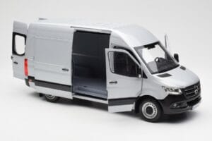 Mercedes Sprinter W907 Argent Norev 1:18 183424 Métal — image 5 sur 8