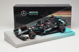 Mercedes W11 #63 G. Russell Mercedes AMG Petronas Sakhir Grand Prix 2020 Minichamps 1:18 113201663 Résine — image 7 sur 7