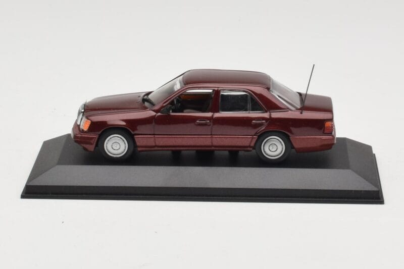 Mercedes W124 Dark Red Metallic Minichamps 1:43 Mercedes W124 Dark Red Metallic Minichamps 1:43 MB002 Métal