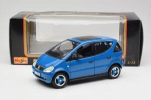 Mercedes A-Class W168 Azure Bleu Maisto 1:18 50311 Métal — image 8 sur 8