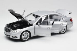 Mercedes Classe E W212 Avantgarde Iridium Argent Peinture Édition 2 Minichamps 1:18 B66960212-D2 Métal — image 2 sur 11