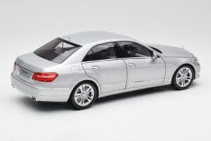 Mercedes Classe E W212 Avantgarde Iridium Argent Peinture Édition 2 Minichamps 1:18 B66960212-D2 Métal — image 3 sur 11