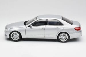 Mercedes Classe E W212 Avantgarde Iridium Argent Peinture Édition 2 Minichamps 1:18 B66960212-D2 Métal — image 4 sur 11