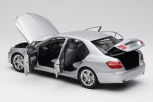 Mercedes Classe E W212 Avantgarde Iridium Argent Peinture Édition 2 Minichamps 1:18 B66960212-D2 Métal — image 5 sur 11