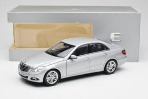 Mercedes Classe E W212 Avantgarde Iridium Argent Peinture Édition 1 Minichamps 1:18 B66960212-D1 Métal — image 11 sur 11