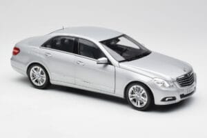 Mercedes Classe E W212 Avantgarde Iridium Argent Peinture Édition 1 Minichamps 1:18 B66960212-D1 Métal — image 6 sur 11