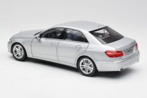 Mercedes Classe E W212 Avantgarde Iridium Argent Peinture Édition 1 Minichamps 1:18 B66960212-D1 Métal — image 7 sur 11