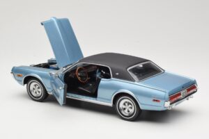 Mercury Cougar XR-7 Bleu Sun Star 1:18 1562 Métal — image 5 sur 8