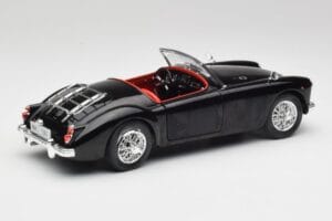 MGA English Roadster Noir Revell 1:18 84559091 Métal — image 3 sur 8