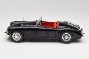 MGA English Roadster Noir Revell 1:18 84559091 Métal — image 4 sur 8