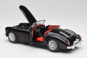 MGA English Roadster Noir Revell 1:18 84559091 Métal — image 5 sur 8