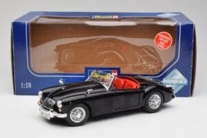 MGA English Roadster Noir Revell 1:18 84559091 Métal — image 8 sur 8