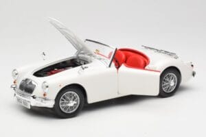 MGA Roadster Old English White Revell 1:18 08455 Métal — image 2 sur 8