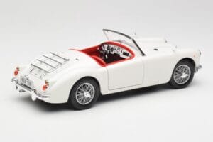 MGA Roadster Old English White Revell 1:18 08455 Métal — image 3 sur 8
